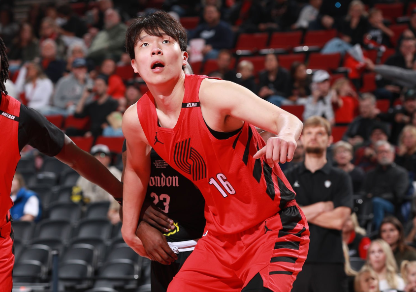 杨瀚森高效13+4+4引热议!外媒盛赞判若两人 调侃他能拿MVP