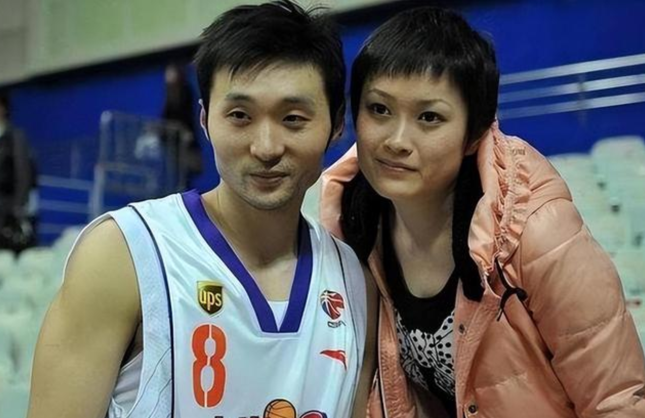 星空体育男篮刘炜现状：46岁辞去教练，老婆是贤惠医生，回上海陪伴家人