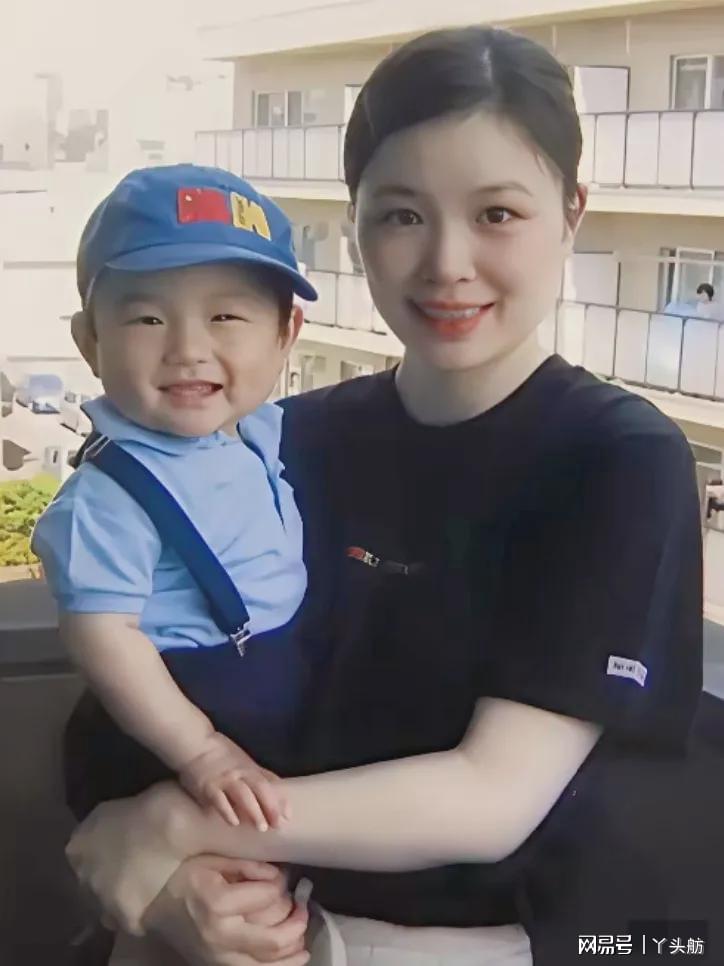星空体育一岁左右的张本智和,在妈妈怀里,母子俩笑得很开心