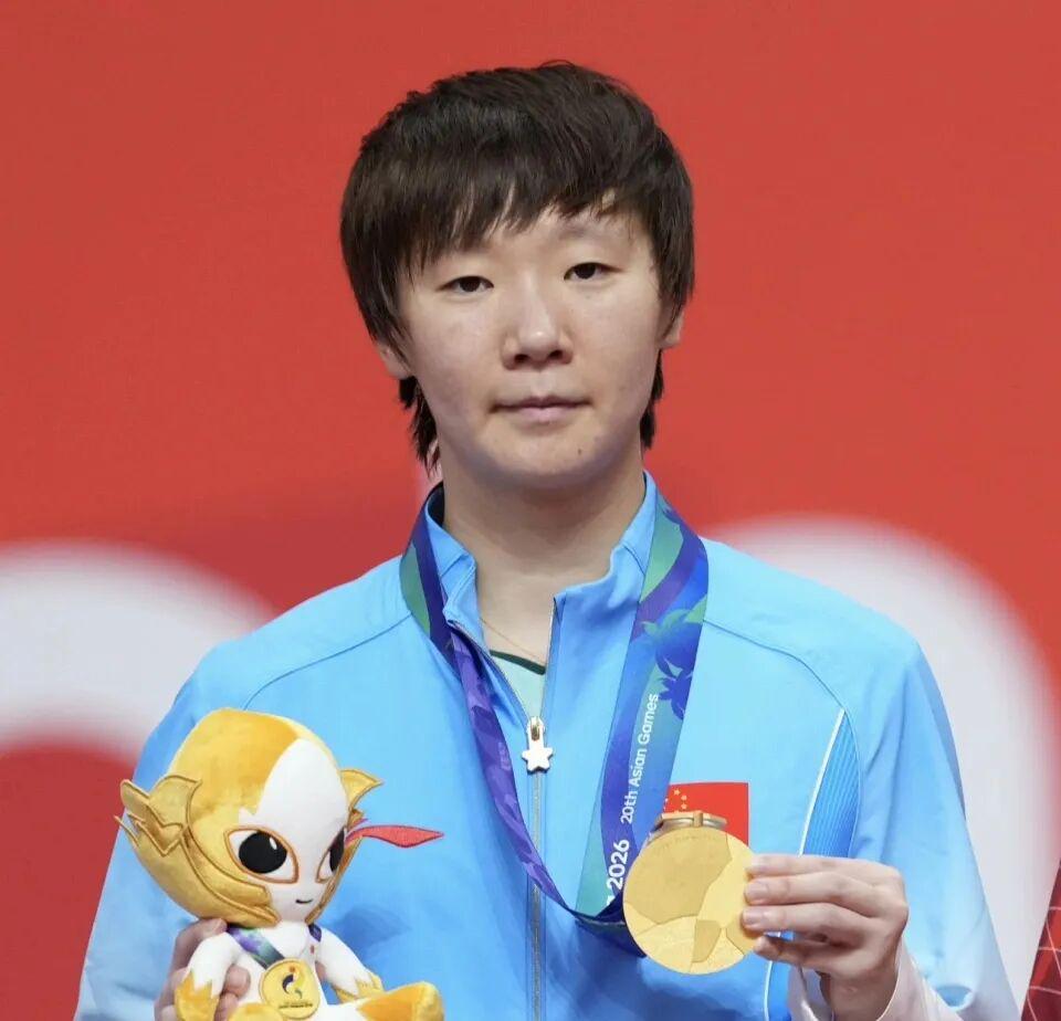 球迷质疑王曼昱团体赛不出力只顾个人赛!邓亚萍:不可能 不符合逻辑!曼昱家乡发贺信拉横幅庆祝亚运三冠王!